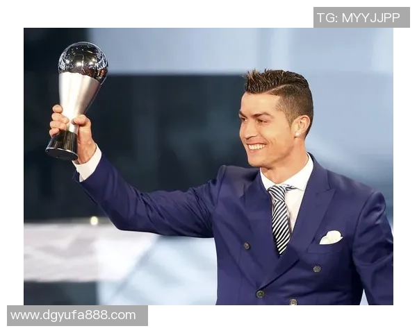 足球巨星C罗再度荣膺足球先生称号展现卓越球技与不屈精神